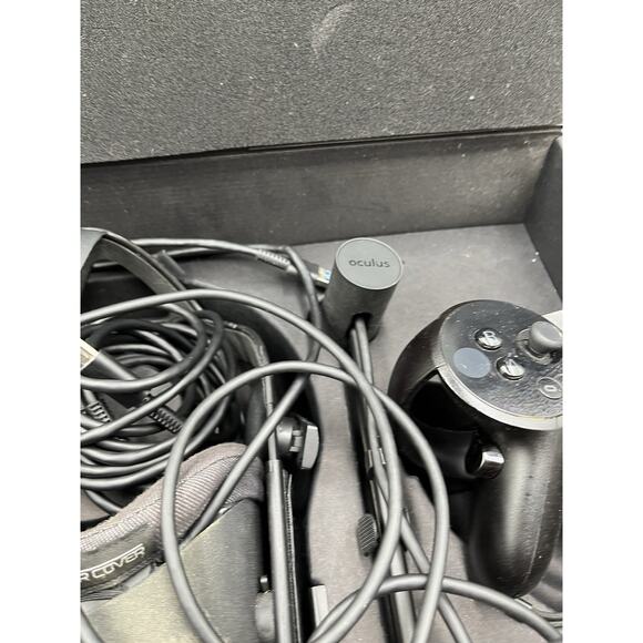 Oculus Rift CV1 Headset With 2 Base Stations And Controllers + Cable (Full Set) - Picture 4 of 16
